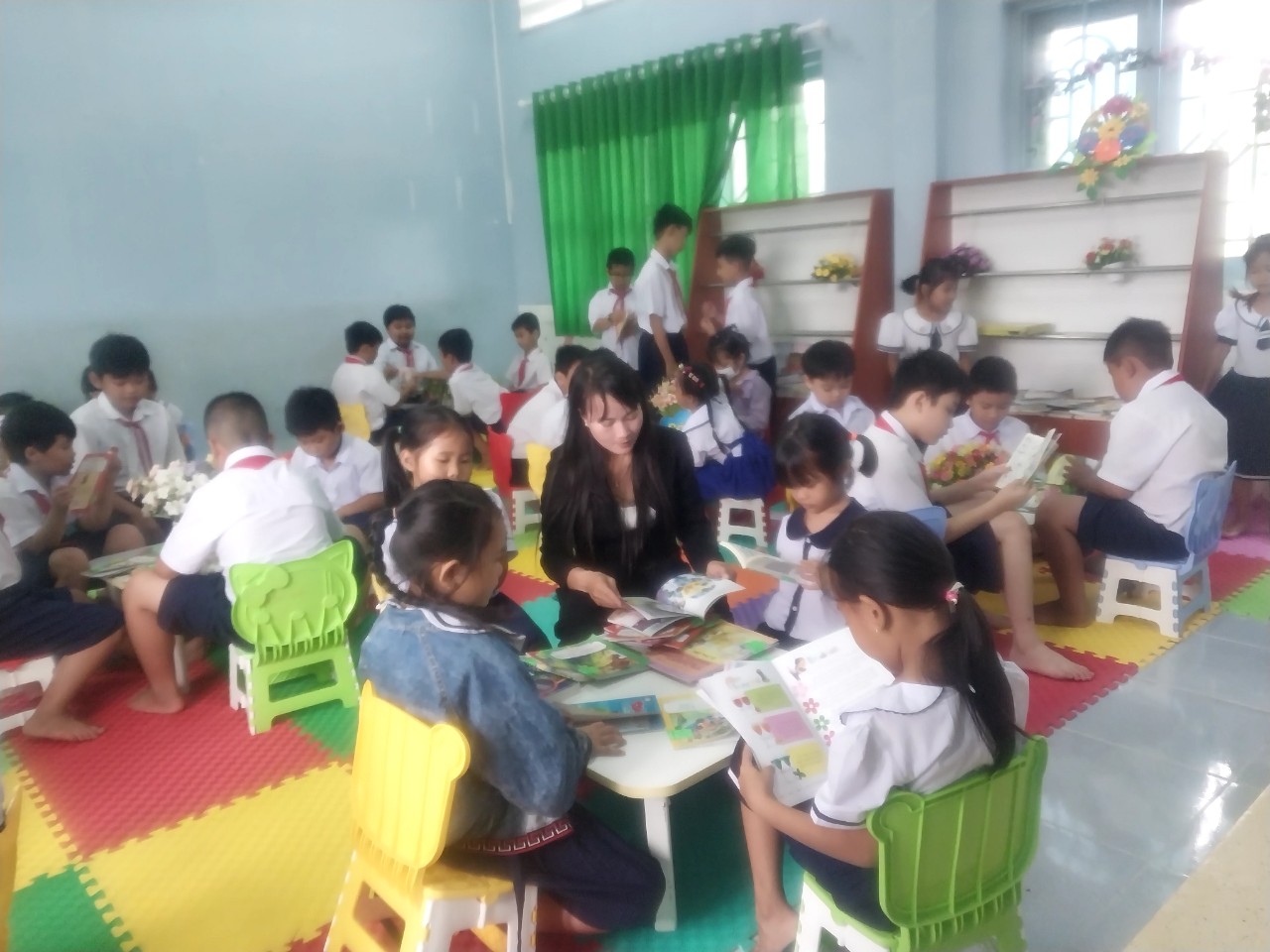 Giờ đọc sách của các em học sinh Trường Tiểu học Bình Phú