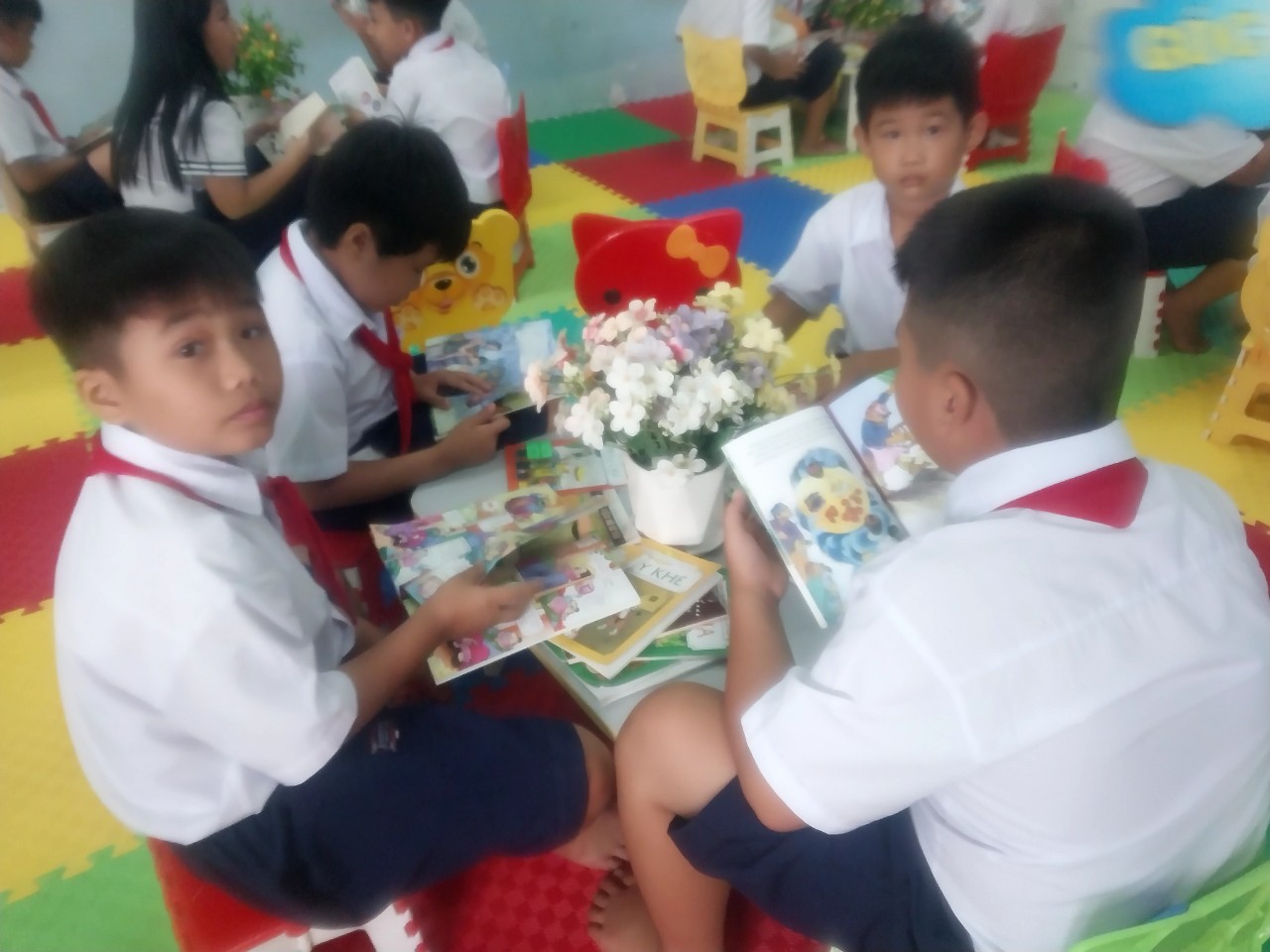 Giờ đọc sách của các em học sinh trường Tiểu học Bình Phú